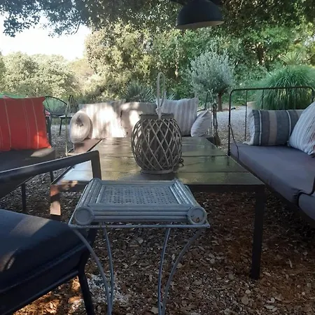 Le Calme De La Garrigue Bed and breakfast
