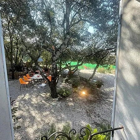 Le Calme De La Garrigue Bed & Breakfast Russan