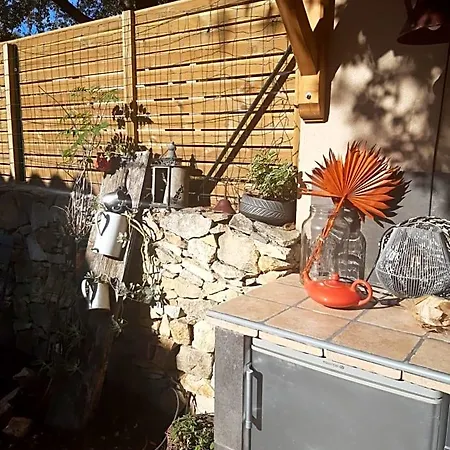 Le Calme De La Garrigue Bed & Breakfast